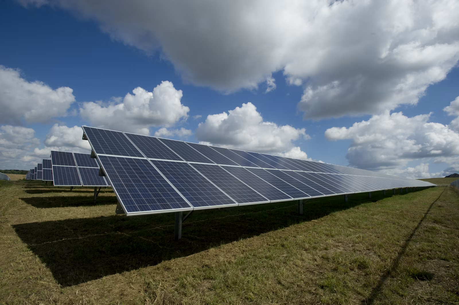 Champ de panneaux solaires en Afrique